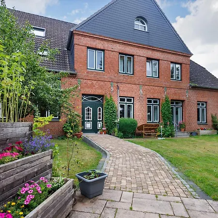 Reit- Und Alte Dorfschule * Holstenniendorf