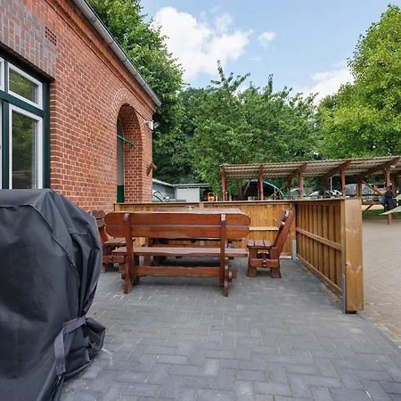 Reit- Und Alte Dorfschule * Holstenniendorf