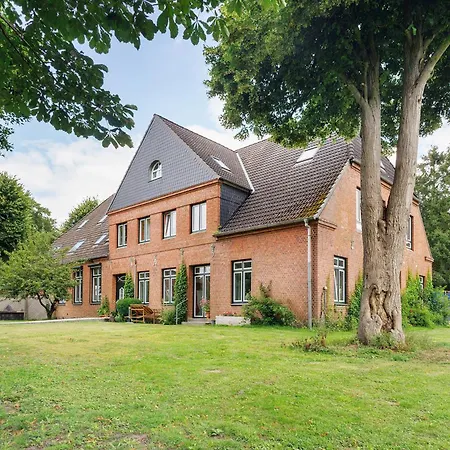 Reit- Und Alte Dorfschule * Holstenniendorf